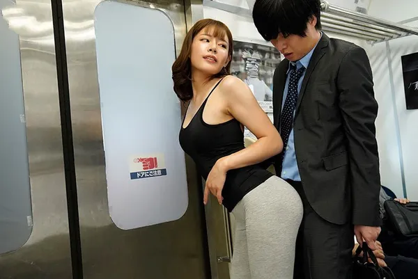 sex stoy Anh trai may mắn được em gymer dí mông vào “cậu nhỏ” trên tàu điện